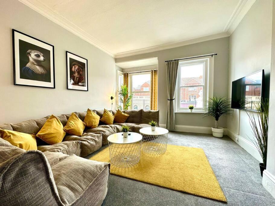 Massive 4 Bedroom Duplex Apartment - Sleeps Up To 10 People - Free Parking - 5 Minutes To The Best Beach! - Great Location - Fast Wifi - Smart Tv - Newly Decorated - Sleeps Up To 10! Close To Bournemouth & Poole Town Centre & Sandbanks Eksteriør billede