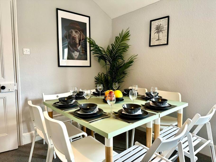 Massive 4 Bedroom Duplex Apartment - Sleeps Up To 10 People - Free Parking - 5 Minutes To The Best Beach! - Great Location - Fast Wifi - Smart Tv - Newly Decorated - Sleeps Up To 10! Close To Bournemouth & Poole Town Centre & Sandbanks Eksteriør billede